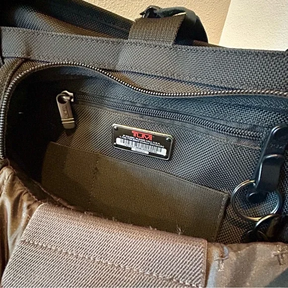 Tumi wheeled deluxe brief, Model 26104D4. - Picture 4 of 14